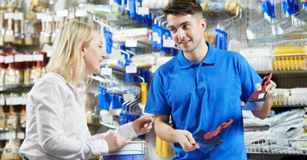 Vendeur dans un magasin de bricolage