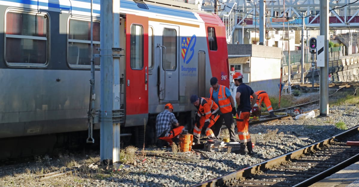 Agents de maintenance qui interviennent sur des voies ferroviaires