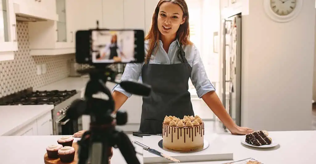 Influenceuse donnant un cours de cuisine en vidéo