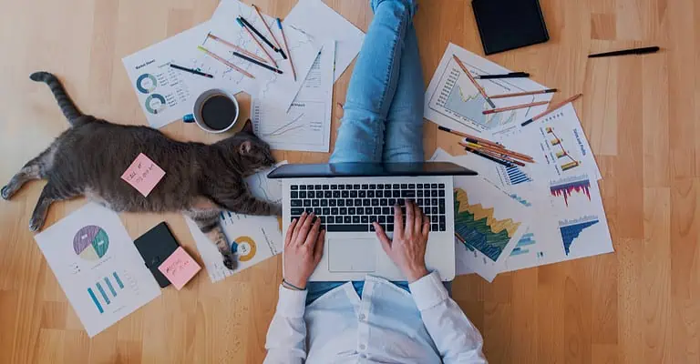 20 métiers en télétravail qui payent bien en 2025