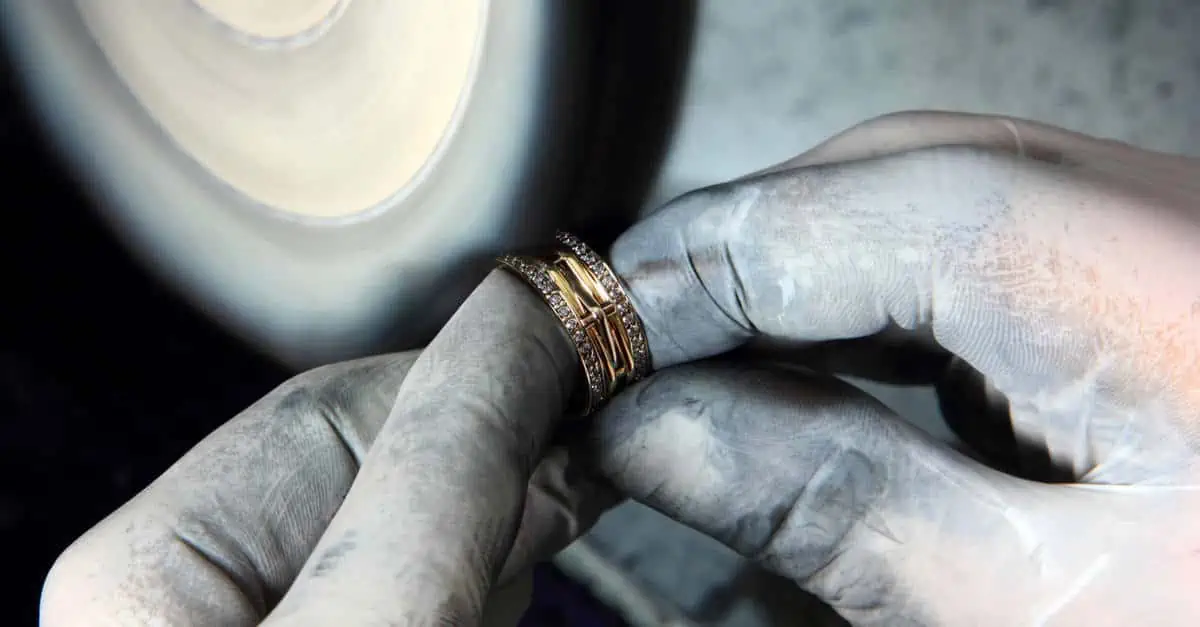 Polissage d'une bague avec des diamants