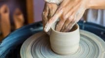 Réalisation d'un vase en céramique sur un tour