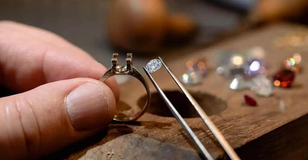 Sertissage d'un diamant sur une bague