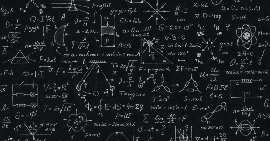 Tableau noir contenant des formules et calculs scientifiques en physique