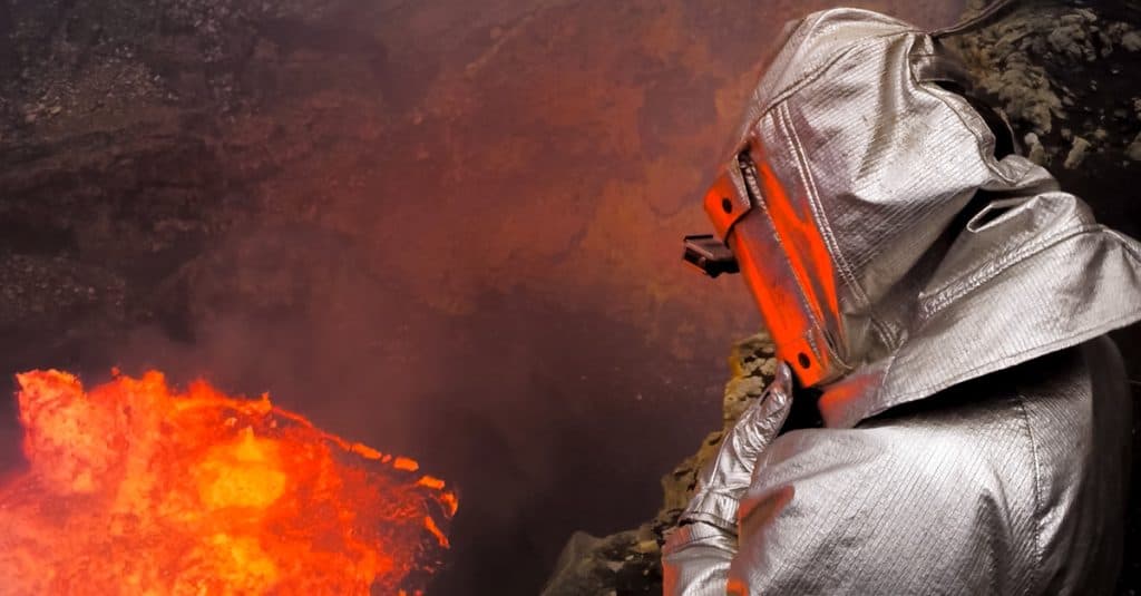 Volcanologue à coté de lave en fusion