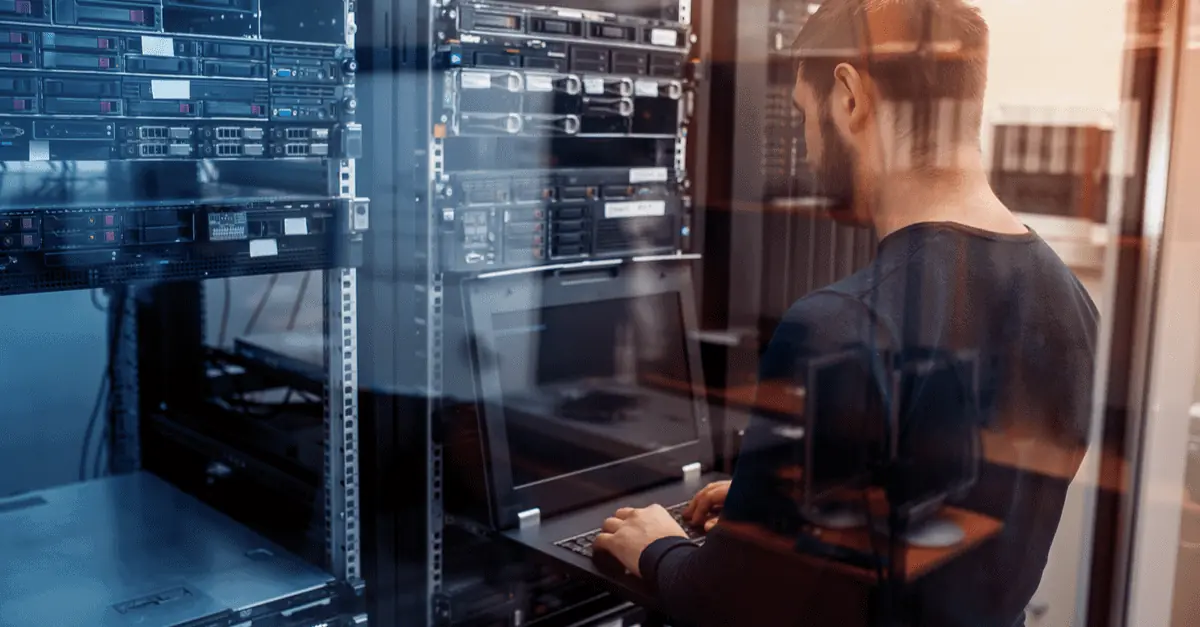 Administrateur réseaux intervenant sur des serveurs dans un data center