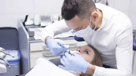 Dentiste réalisant une anesthésie sur une patiente