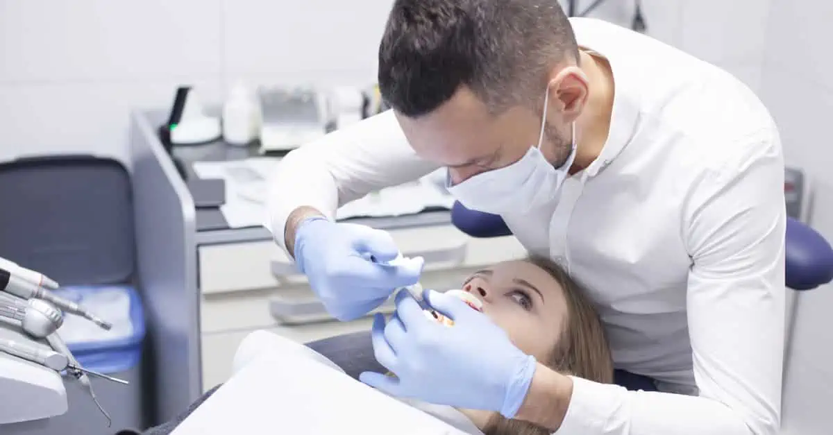 Dentiste réalisant une anesthésie sur une patiente