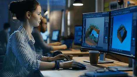 Développeuse travaillant sur un jeux vidéo