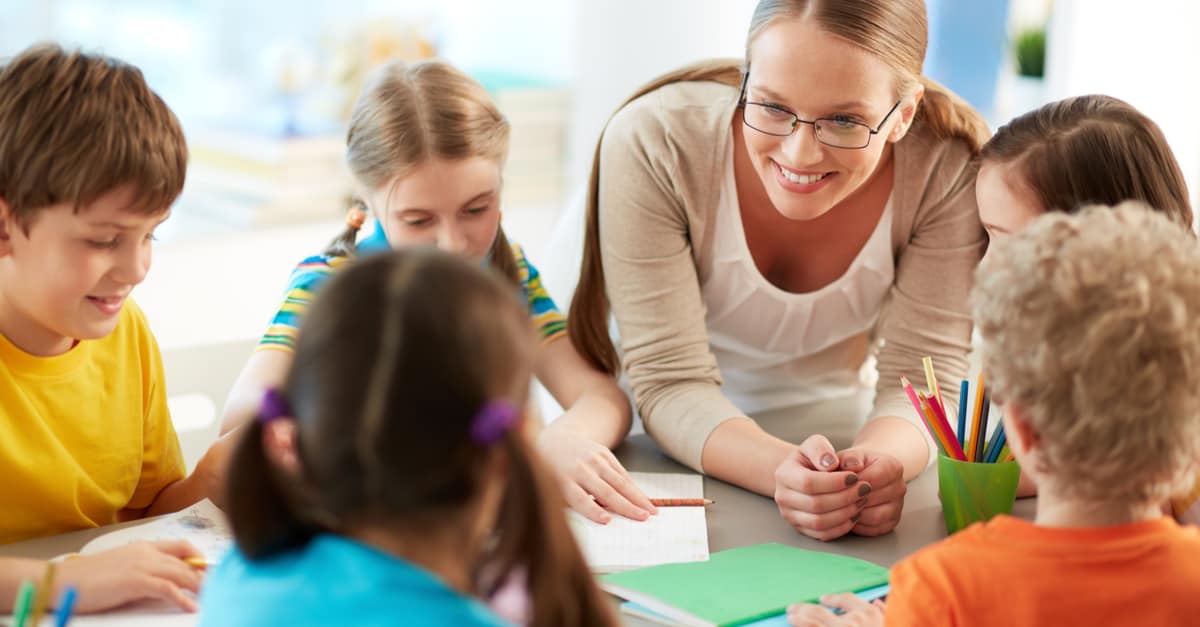 Educatrice avec des enfants