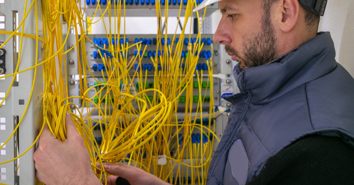 Ingénieur travaillant sur un réseau de fibre optique