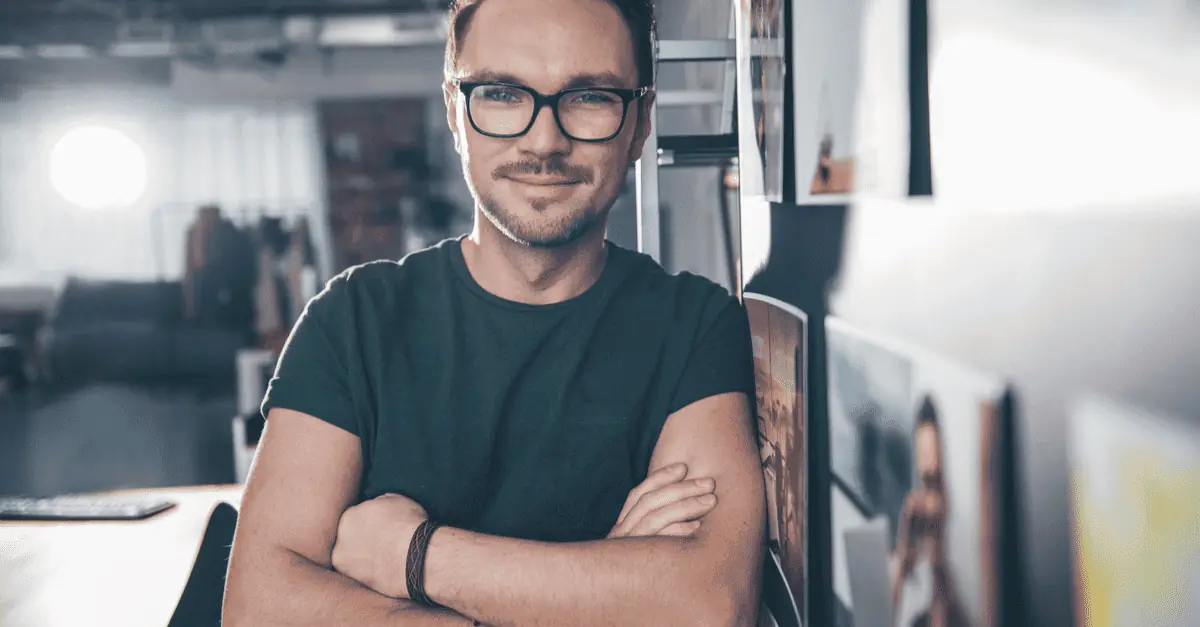 Jeune directeur artistique dans un studio photo