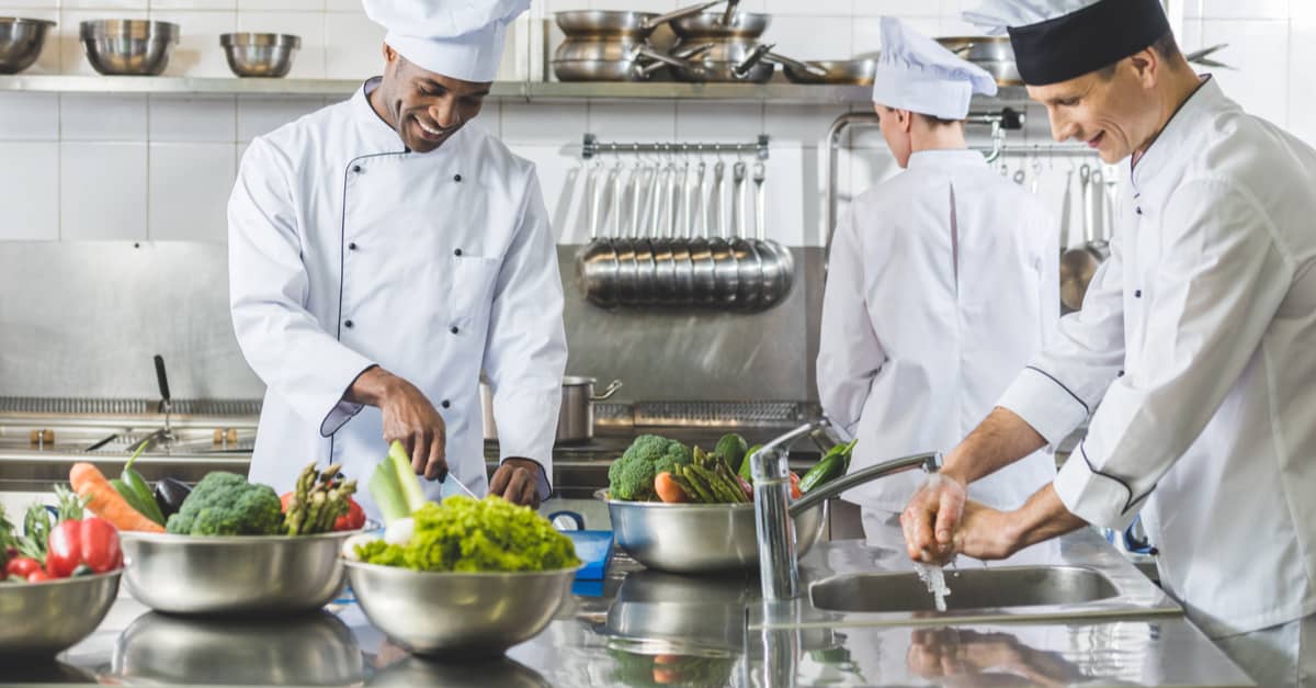 Cuisiniers dans la cuisine d'un restaurant