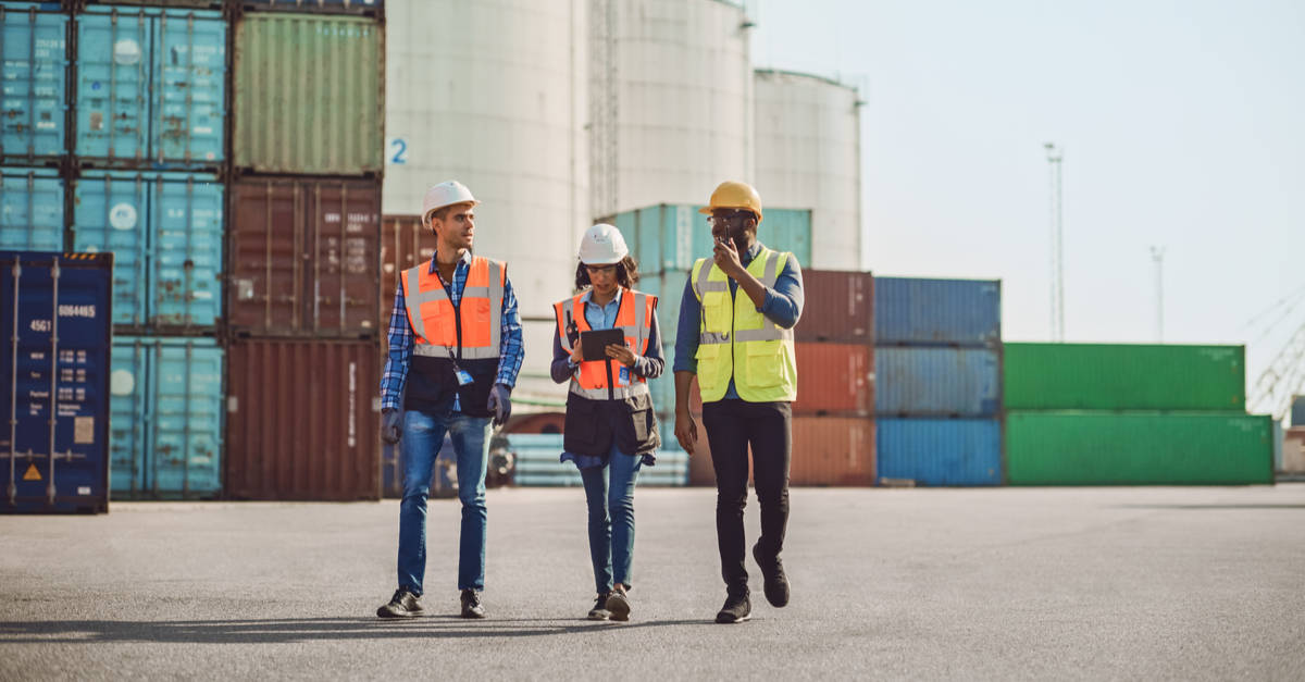 Réunion sur un site industriel