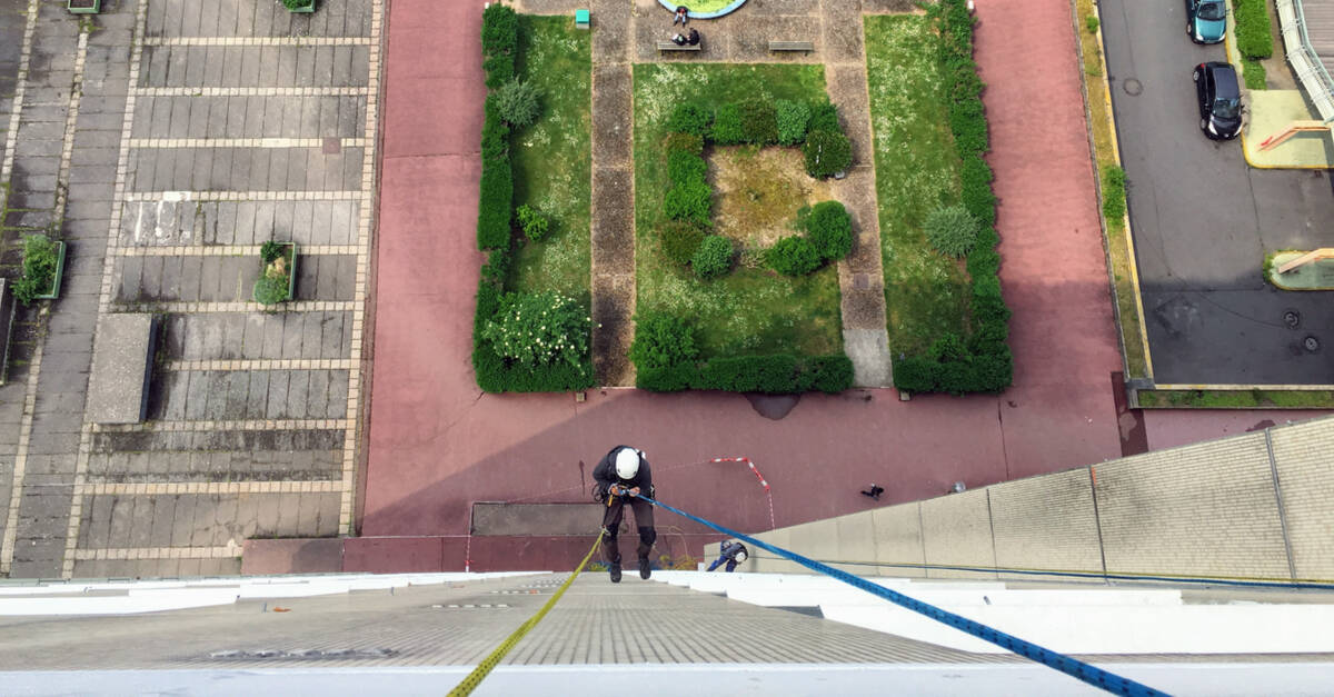 Cordiste sur une facade d'immeuble