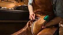 Cordonnier dans son atelier effectue une réparation sur une chaussure
