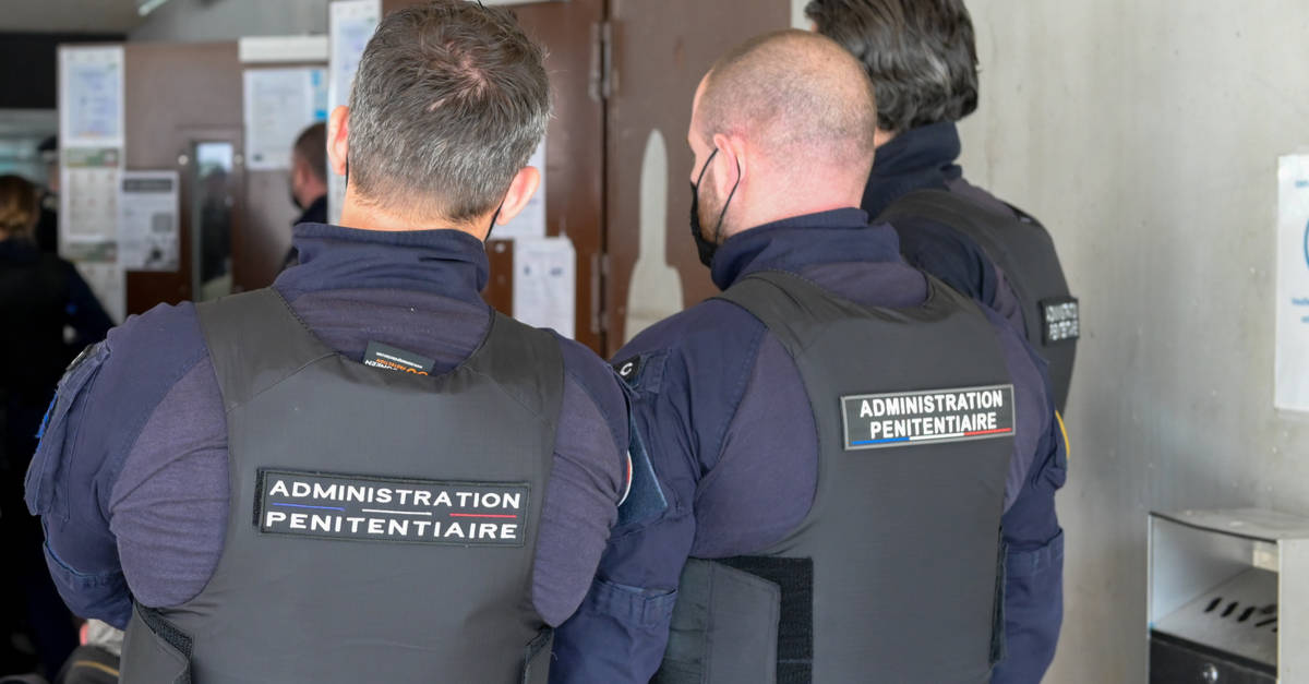 Agents de l'administration pénitenciaire dans la prison d'Aix-en-provence