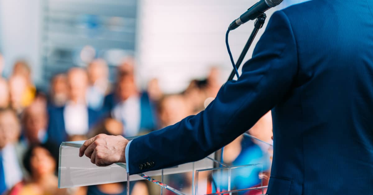 Discours d'un homme politique devant un pupitre