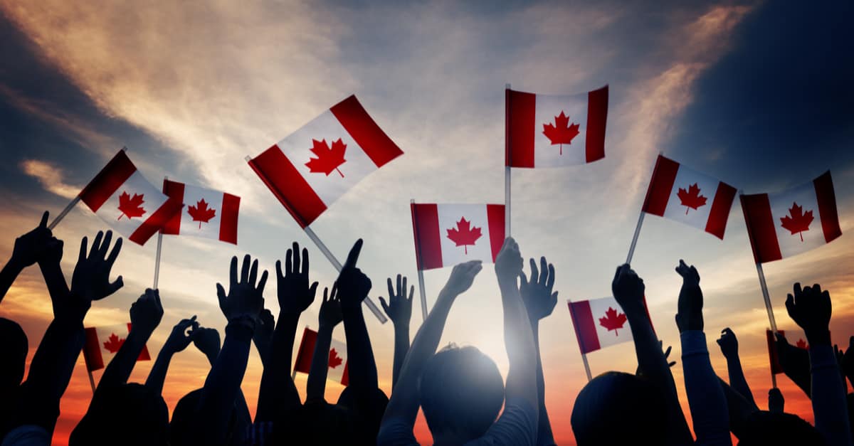 Silhouettes de gens tenant le drapeau du Canada