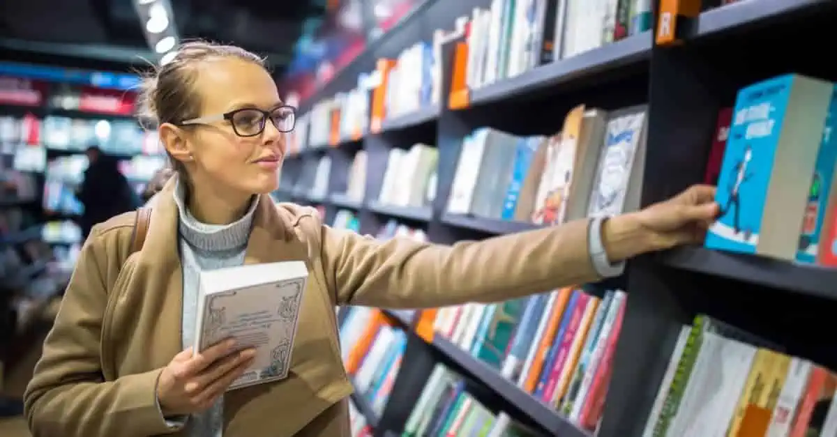 Client qui choisit un livre dans une librairie