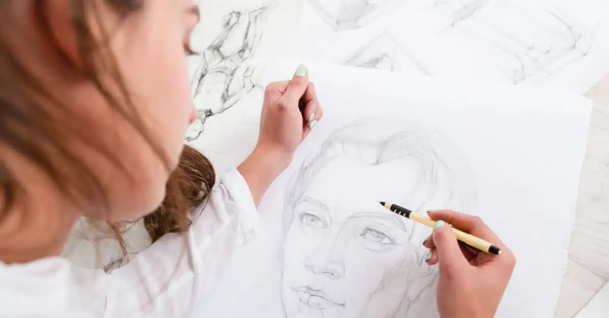 Illustratrice réalise un dessin au crayon à papier