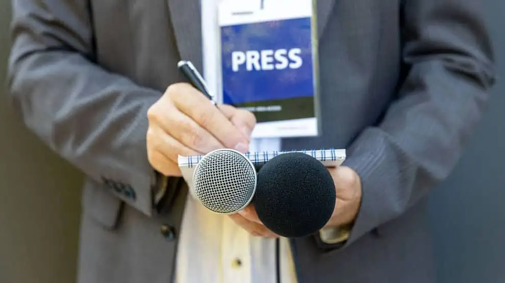 Journaliste qui prend des notes sur son carnet