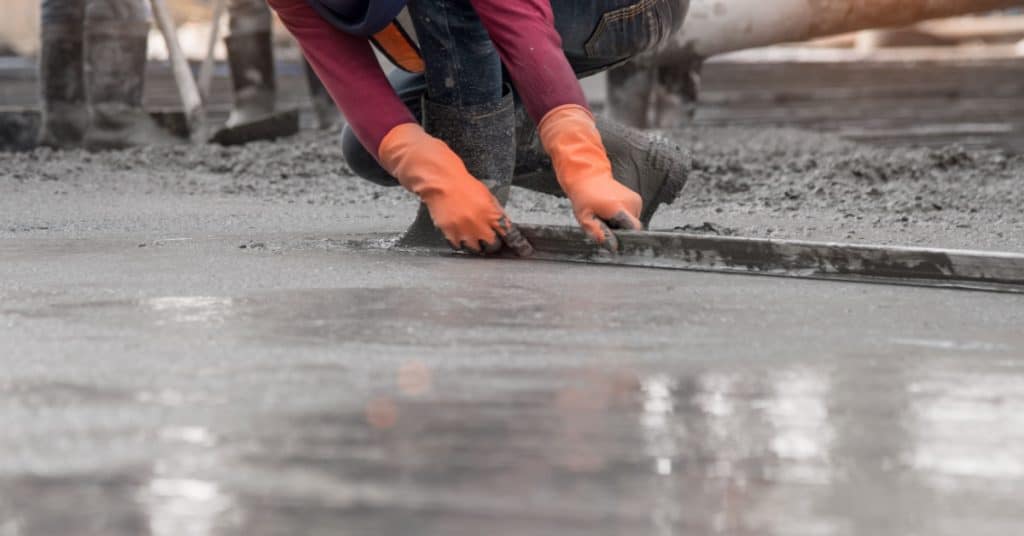 Lissage d'une chape en béton avec une truelle-lissoir