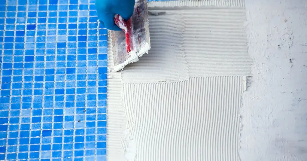 Pose d'une mosaïque de piscine