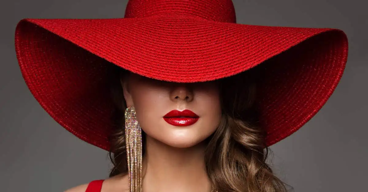 Femme élégante portant un beau chapeau rouge