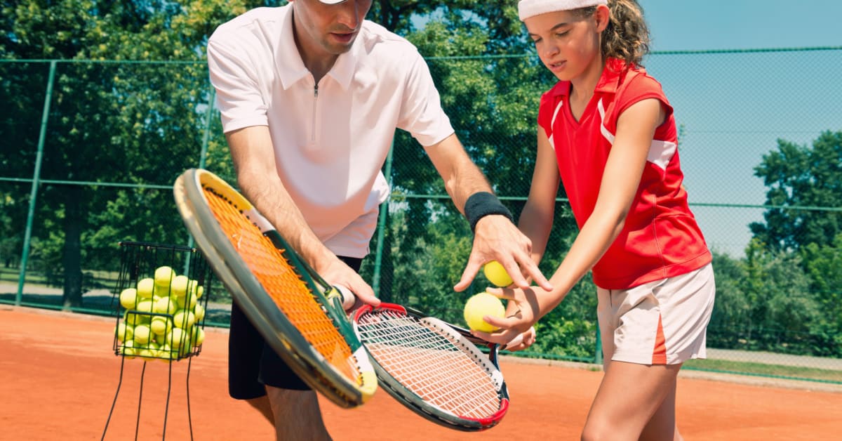 Prof de tennis donnant un cours à une jeune élève