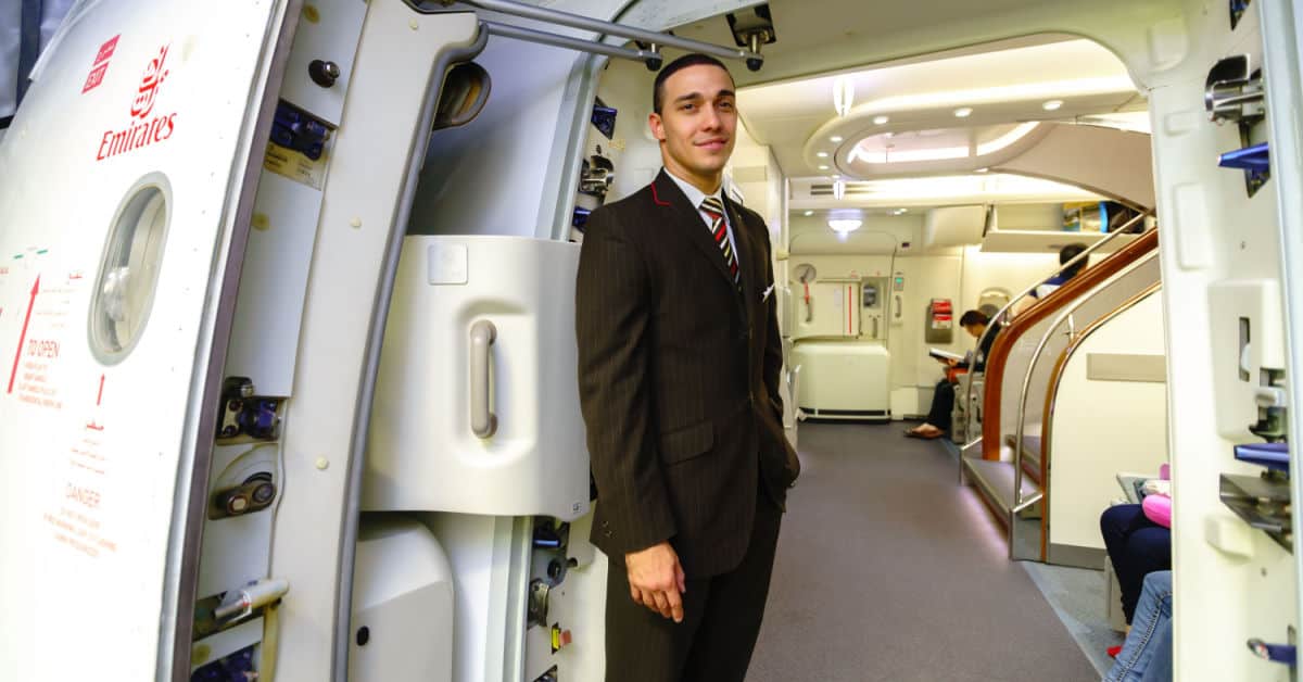 Steward à l'entrée d'un avion de la compagnie Emirates