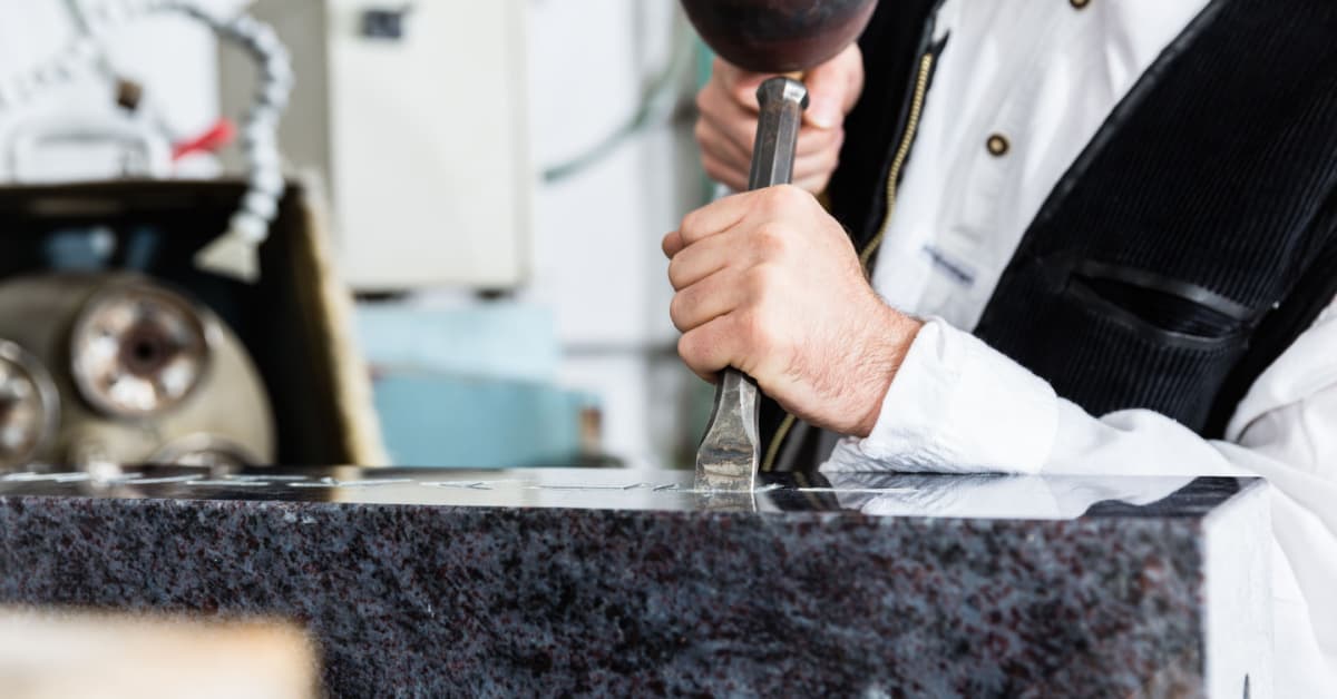 Taille de pierre granite avec un burin