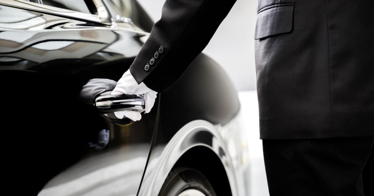 Voiturier ouvrant une portière de voiture