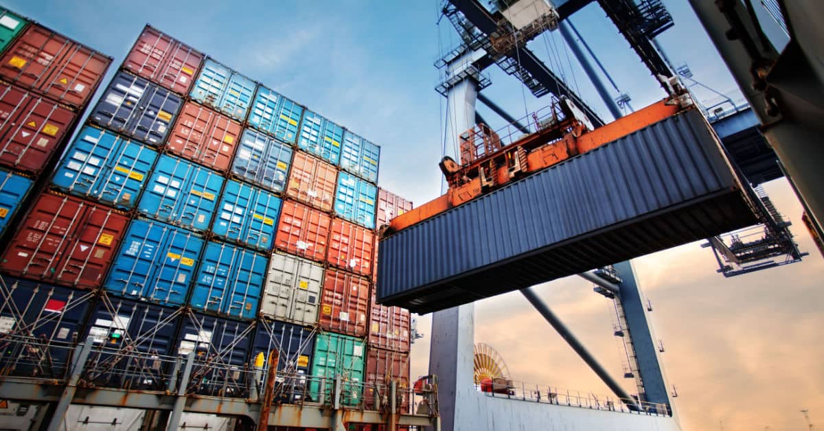 Chargement de conteneurs avec grue industrielle