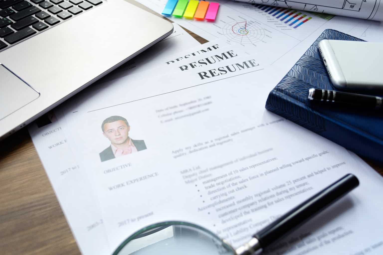 CV posé sur un bureau